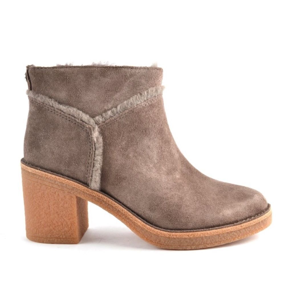 UGG Kasen Genuine Sheepskin
Lined Bootie in MOUSSE Size 8.5 ~ New No Box